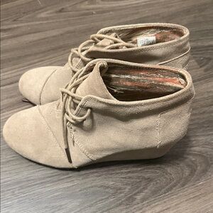 Tom’s Women’s ankle wedge bootie